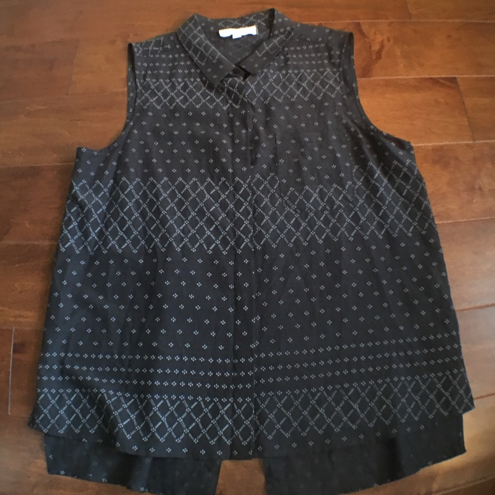 Two by Vince Camuto sleeveless button down M